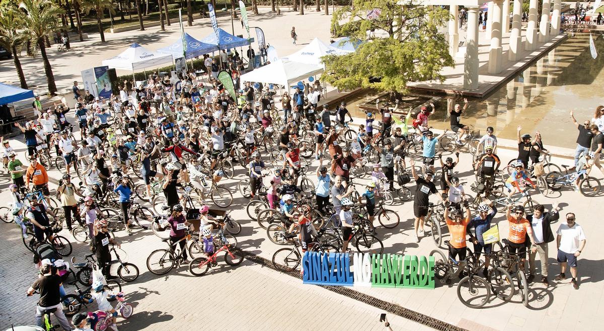 Alrededor de 500 personas pedalearon por el planeta en el Jardín del Turia