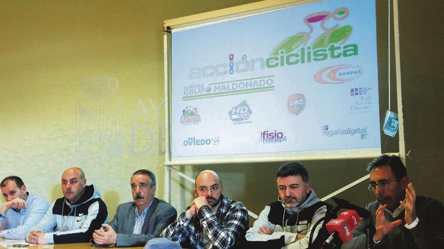 Participantes en el acto de presentación del club Acción Ciclista celebrado ayer.