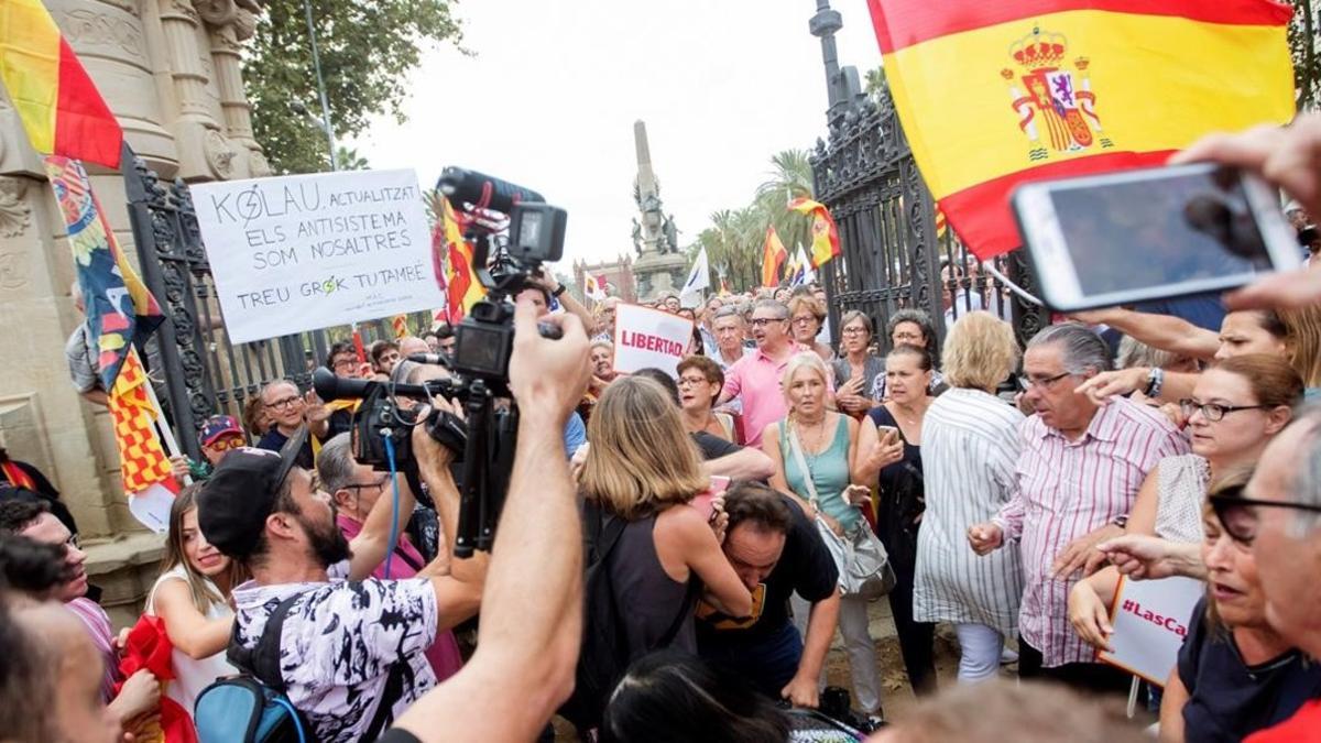 Un camara de televisión es increpado durante la manifestación de España Ciudadana