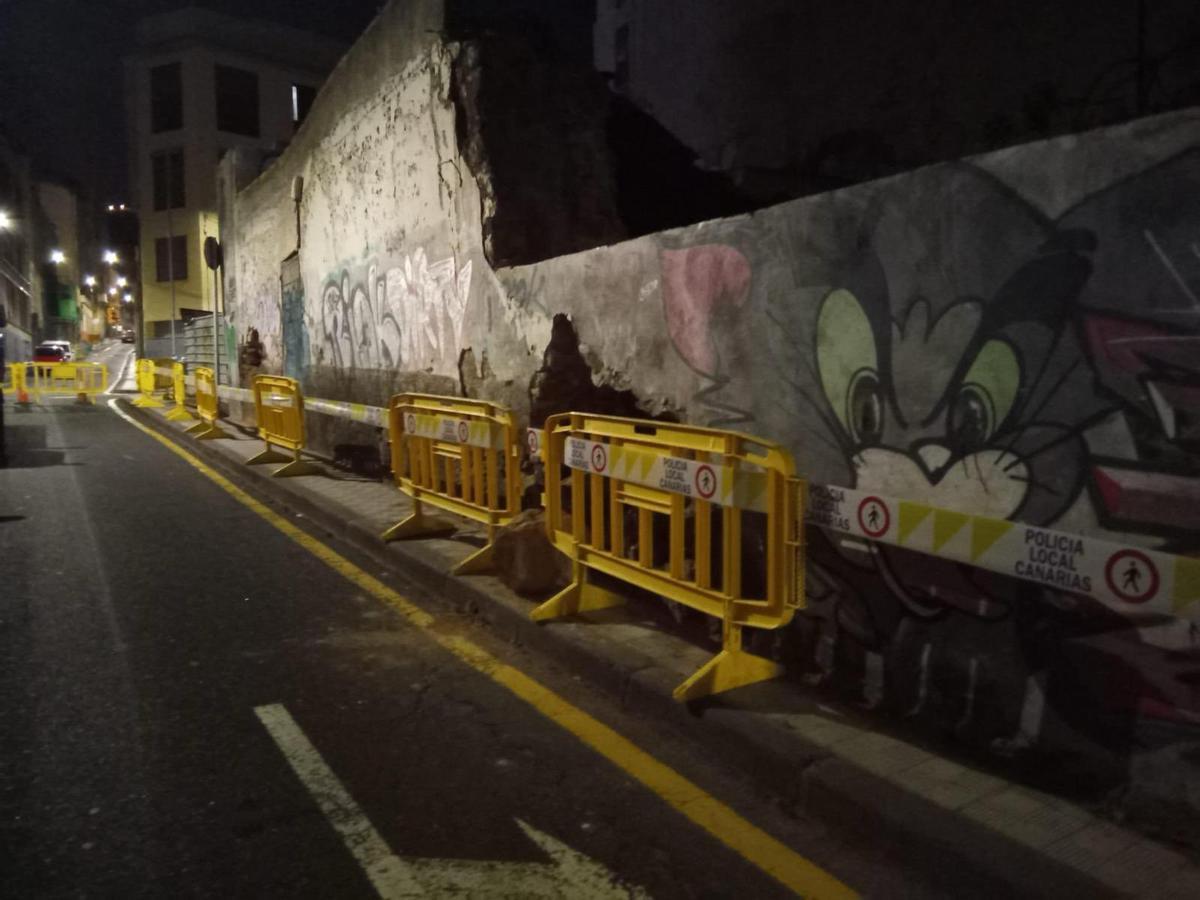 Cae parte de un muro en San Vicente Ferrer.