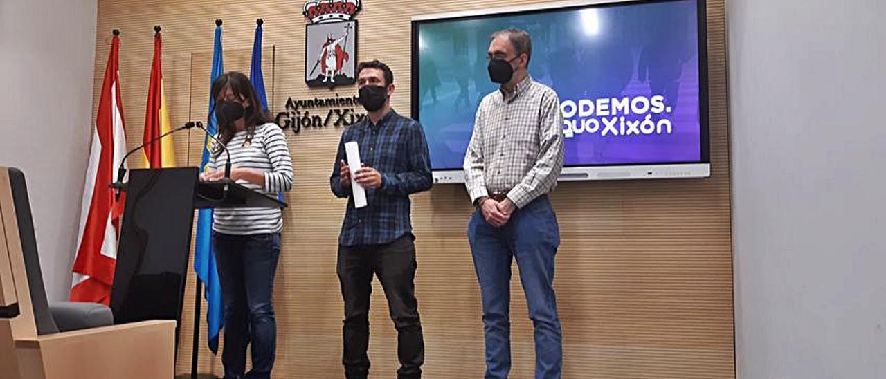 Laura Tuero, Juan Chaves y Rufino Fernández, los tres ediles del gruño municipal de Podemos-Equo.