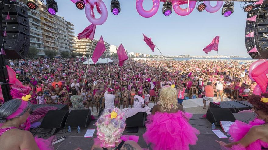 La marea rosa de la Diverbeach desborda la platja de Sant Antoni