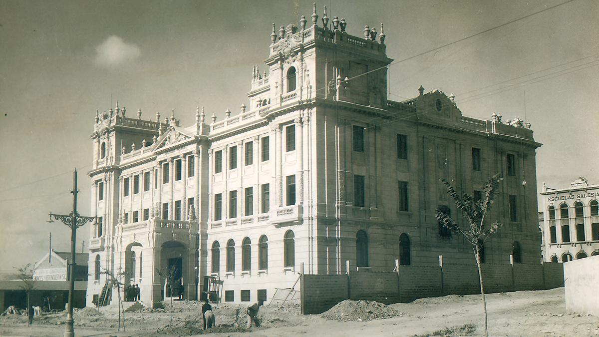 Imagen del año 1920 en la que se aprecia el aspecto que presentaba el Palacio Provincial