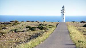 El solitario faro del Cap de Barbaria, uno de los lugares más icónicos de Formentera.