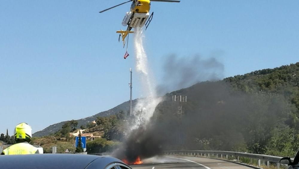 S'incendia un cotxe a l'autopista prop de la frontera de La Jonquera