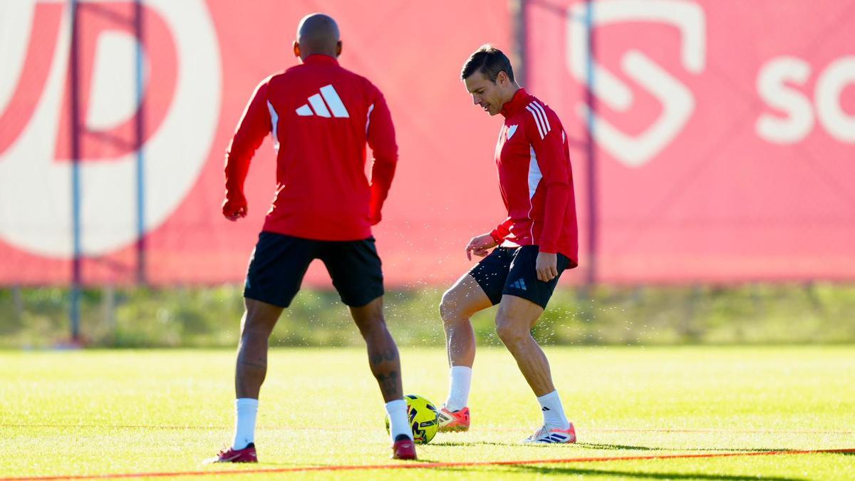 Azpilicueta y Marcao en el entrenamiento matinal de este miércoles del Sevilla FC
