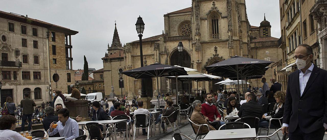 Clientes en una terraza del centro de Oviedo, ayer. | Miki López