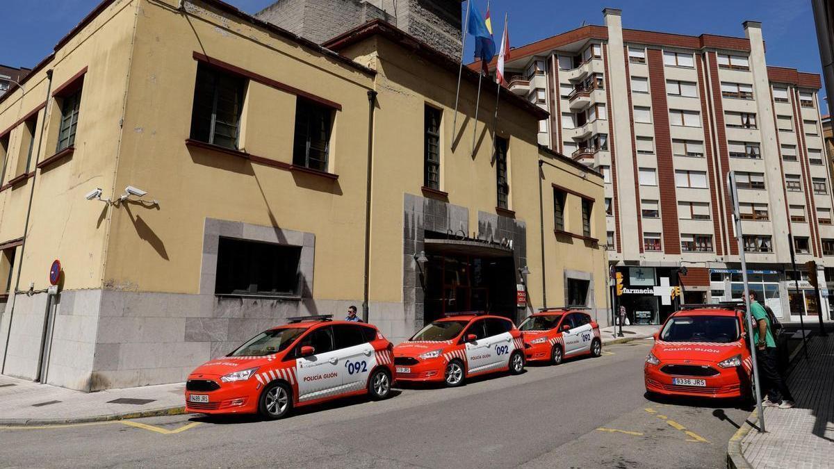 Vehículos de la Policía Local de Gijón, junto a su jefatura.