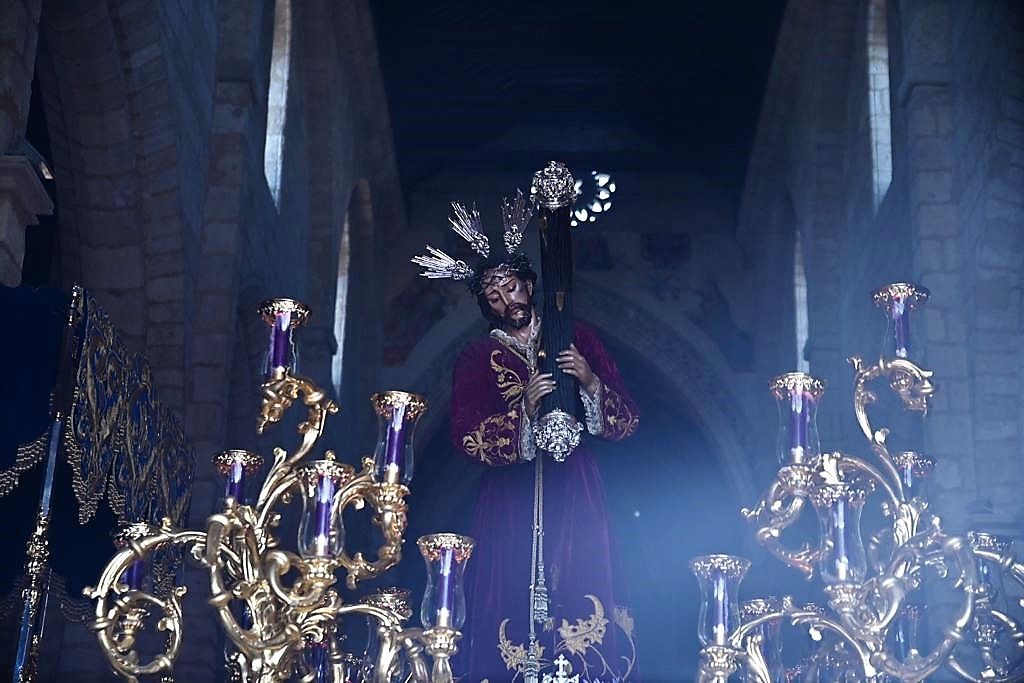 La hermandad del Calvario traslada su cruz desde San Lorenzo