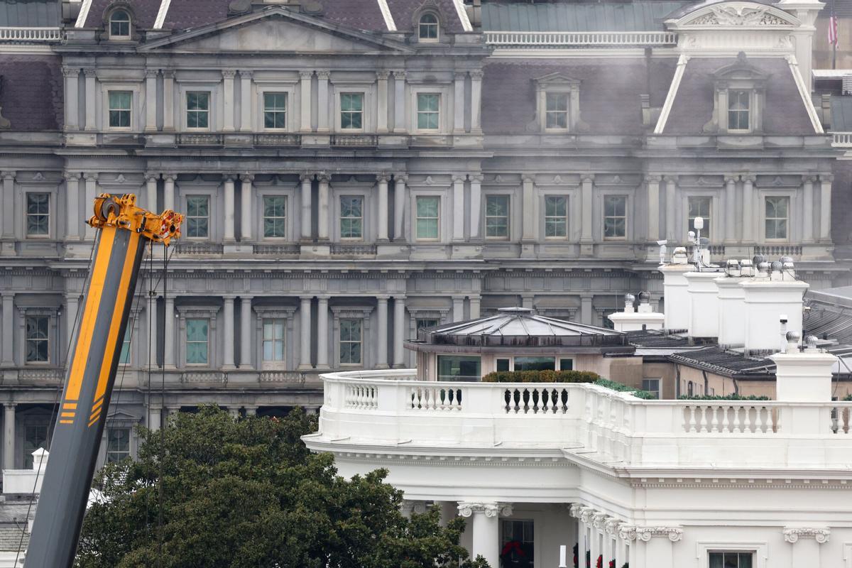 Fotografía que muestra el brazo de una grúa durante las labores de construcción y renovación del salón de baile de la Casa Blanca.