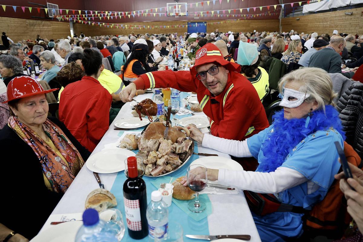 Tributo a los mayores de Ames con más de mil kilos de cocido y música
