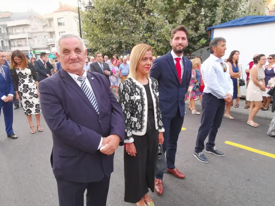 La procesión del Cristo y los fuegos llenan las calles de Cangas. // S. Álvarez