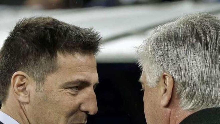 Berizzo saluda a Ancelotti en el Santiago Bernabéu // Efe