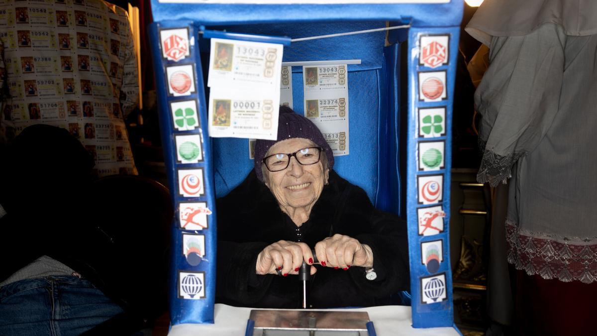 Una mujer disfrazada durante la celebración del Sorteo Extraordinario de la Lotería de Navidad 2025, en el Teatro Real, a 22 de diciembre de 2025, en Madrid (España). El Sorteo Extraordinario de la Lotería de Navidad de 2025 consta de 198 series y cada serie tiene 100.000 billetes. El total de la emisión asciende a 3.960 millones de euros y se destina a premios (70% de la emisión) 2.772 millones de euros. Cada serie distribuye en premios 14 millones de euros y en total se reparten 30.301.920 premios durante un sorteo que tiene una duración aproximada de cuatro horas. 22 DICIEMBRE 2025 Eduardo Parra / Europa Press 22/12/2025. Eduardo Parra