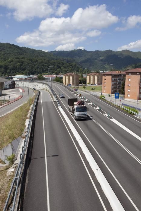 Tráfico por la autovía de los túneles de Riaño en la AS-17