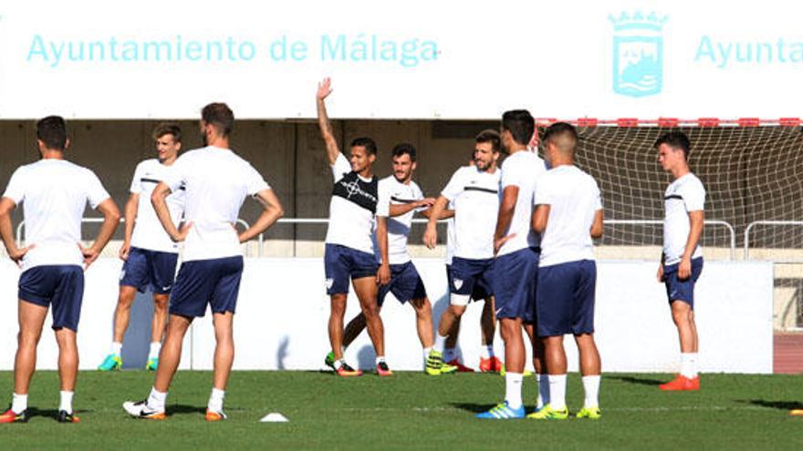 La plantilla del Málaga se ejercitó ayer y hoy por la mañana partirá a Barcelona.