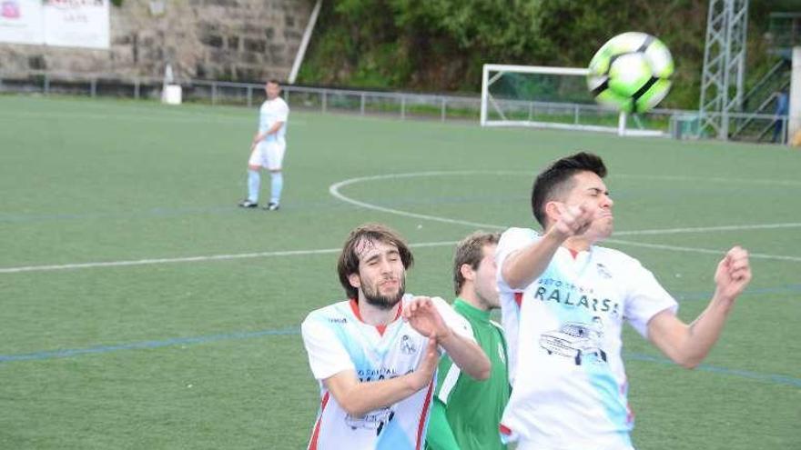 Una acción durante el partido de ayer en O Hío. // Gonzalo Núñez