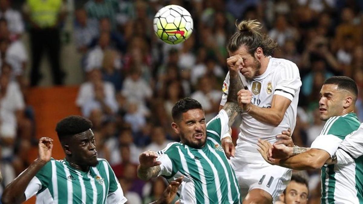 Bale cabecea ante tres defensas béticos para marcar el primer gol del Madrid.