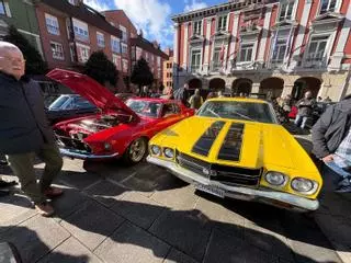 Concentración de coches clásicos americanos en Mieres