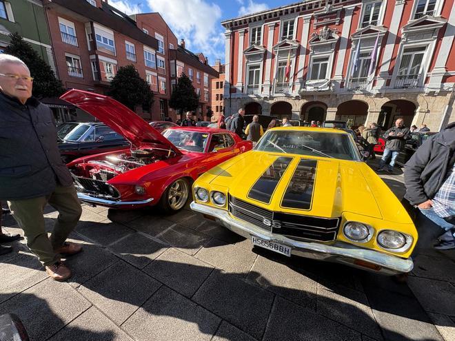 Concentración de coches clásicos americanos en Mieres