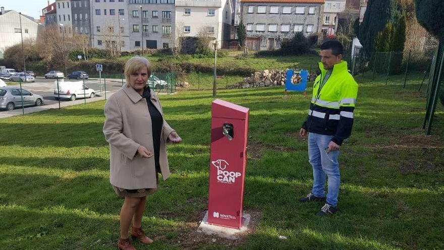 Celia Alonso comprobó las instalaciones del área recreativa para perros.