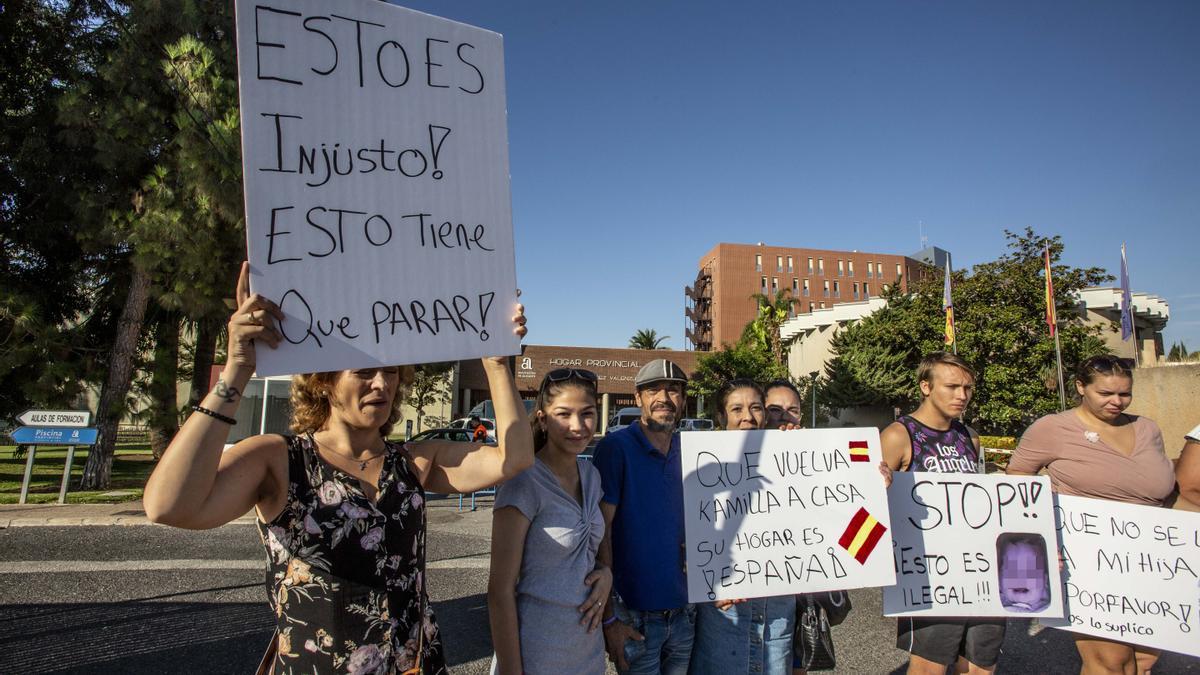 Imagen de los allegados de la madre concentrados frente al Hogar Provincial.