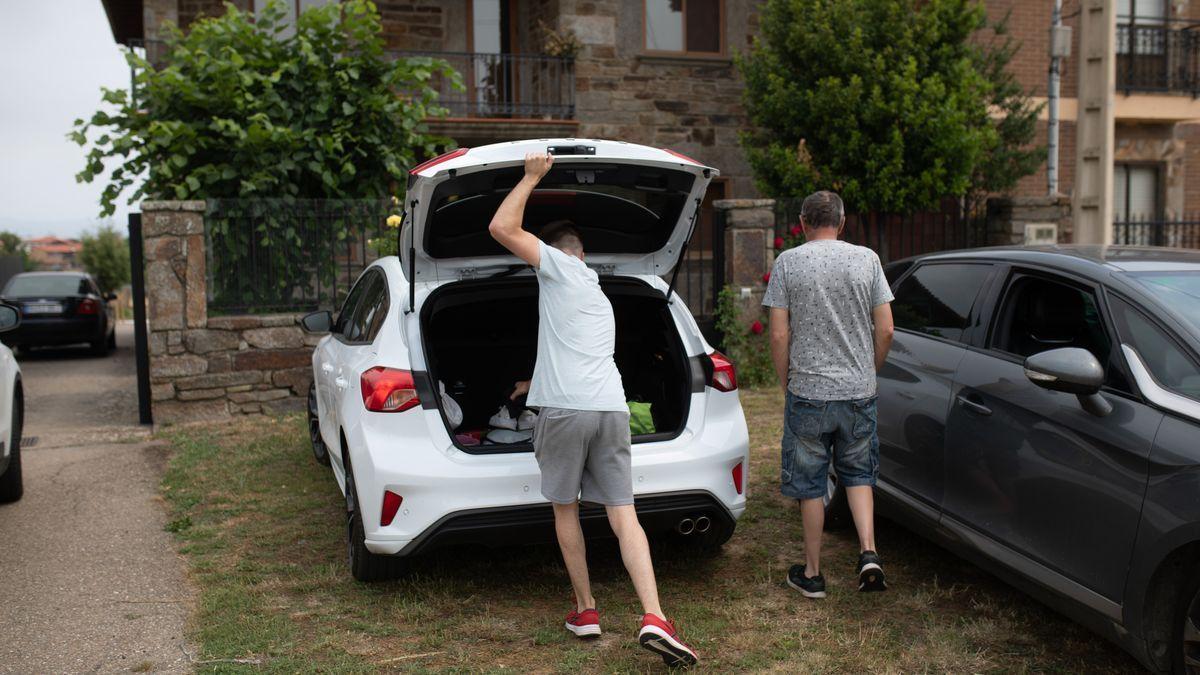 Vecinos de Villardeciervos recogen sus pertenencias antes de ser evacuados.