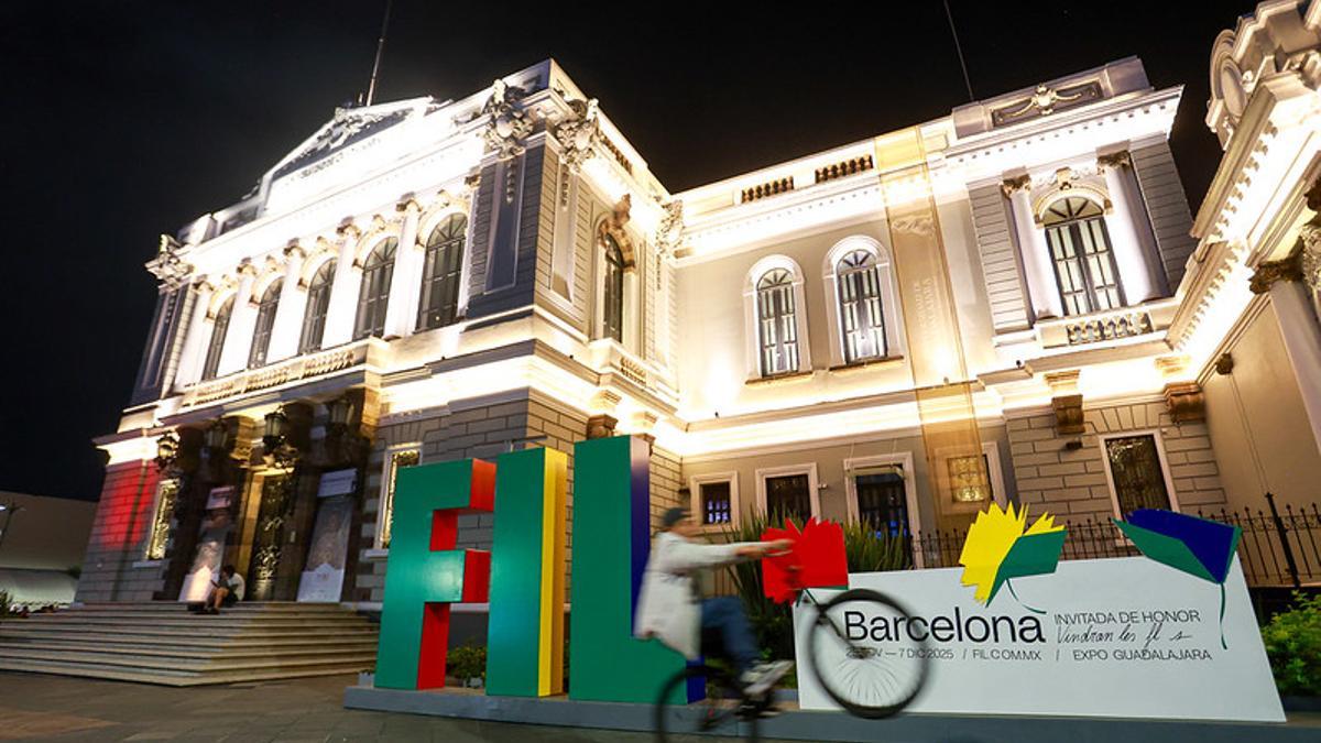 Rótulo de la Feria Internacional del Libro de Guadalajara ante un edificio de la Universidad de Guadalajara, en 2025