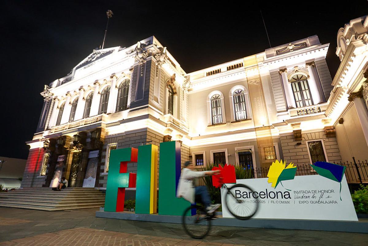 Letras de la Feria Internacional del Libro de Guadalajara en las afueras de la Rectoria de la Universidad de Guadalajara y del Paraninfo. Guadalajara, Jalisco. México, Jueves 27 de Noviembre del 2025.