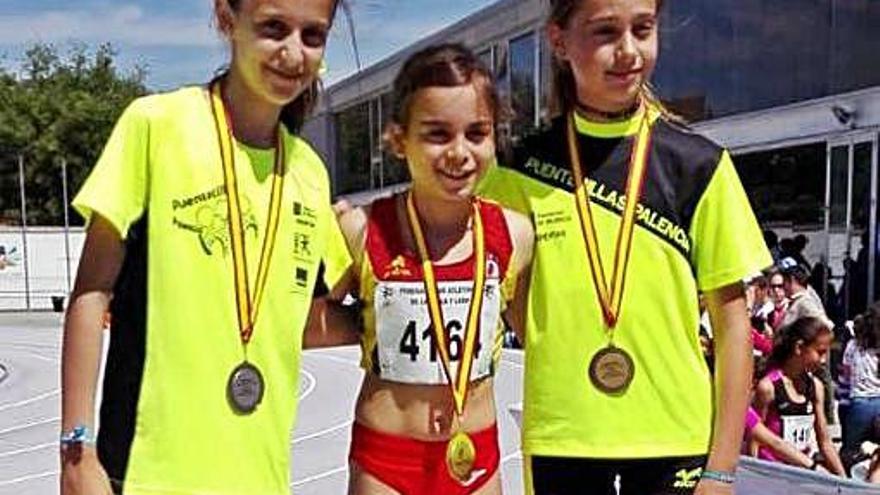 Medea Hernández, en el centro, campeona en salto de longitud.