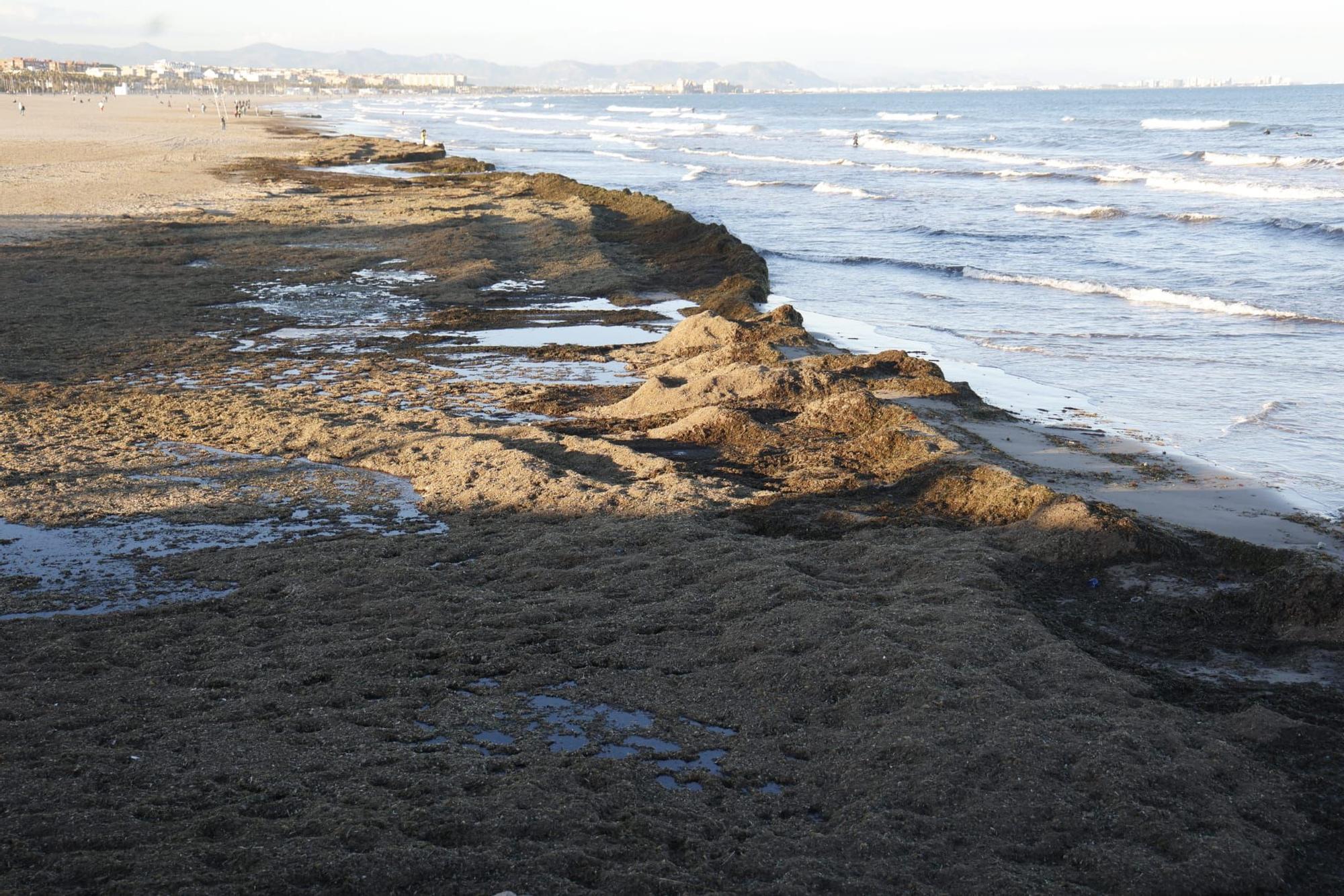 La playa de Las Arenas tras el fuerte oleaje de este fin de semana