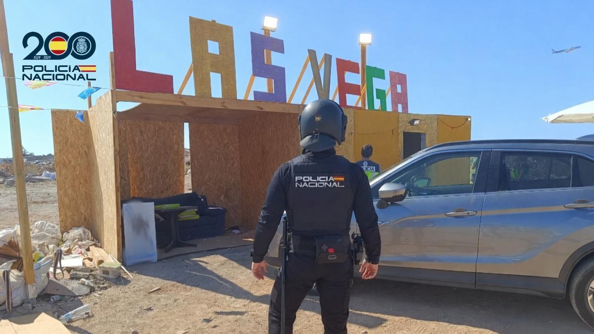 Agentes de la Policía Nacional, en la entrada de Son Banya.