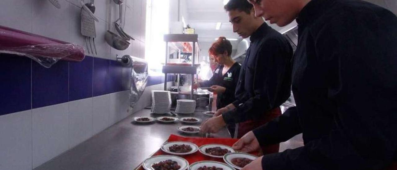 Alumnos de una escuela de cocina en unas jornadas sobre las legumbres. // Javier de la Fuente