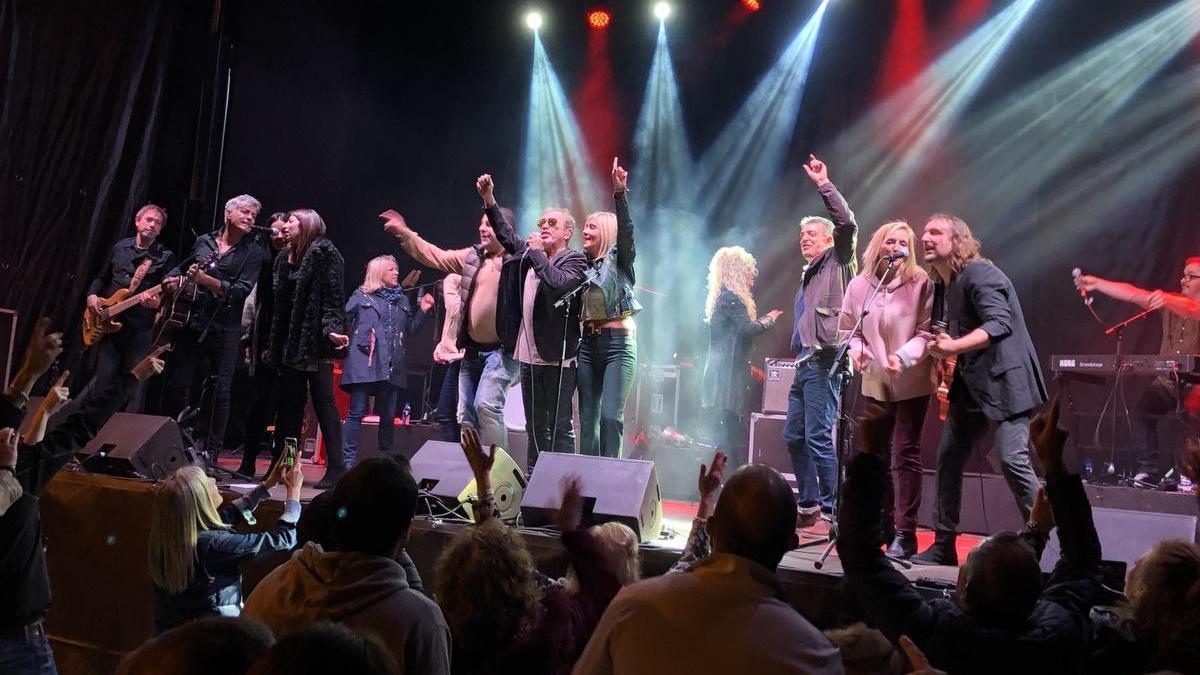 "Nacha Pop", en un cocierto en Asturias, con público en el escenario con los músicos.