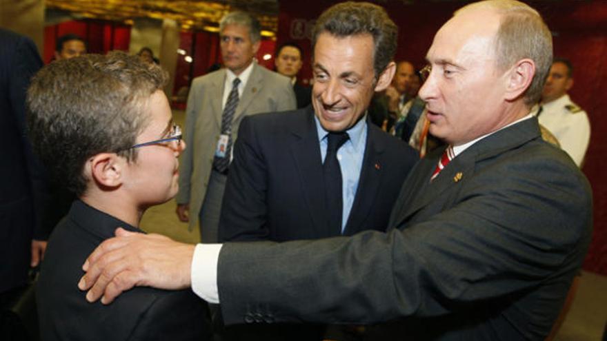 Louis Sarkozy saluda a Putin ante la presencia de su padre.