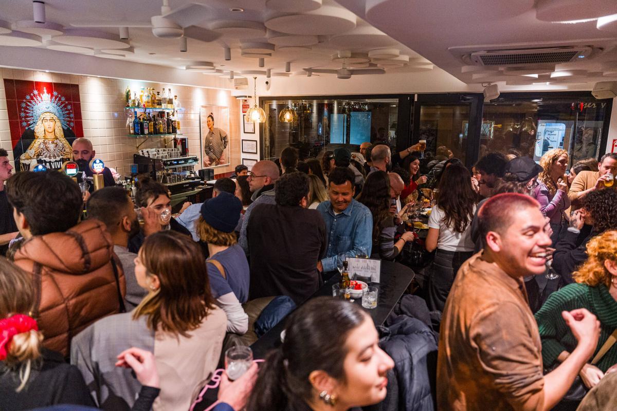 Barcelona. 05/03/2026. On Barcelona. La Vivi Bar, un bar con iconografía religiosa y azulejos estilo cordobés. AUTOR: Marc Asensio Barcelona, Catalunya, España, La Vivi Bar, Gràcia, bar, ambiente, tapas, azulejos, La Virgen, estilo cordobés, iconografía religiosa