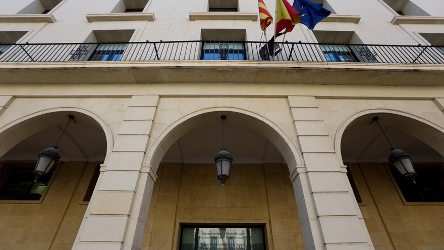 Una joven exculpa a su padre en un juicio en Alicante de abusar de ella durante tres años