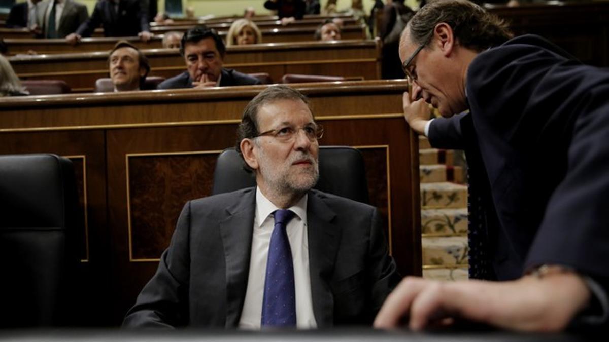 Mariano Rajoy habla con Alfonso Alonso, este miércoles en el Congreso.