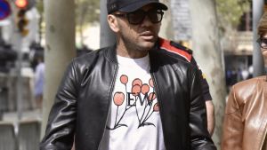 Dani Alves saliendo de la Audiencia de Barcelona tras comparecer por segunda vez para certificar que no ha huido.