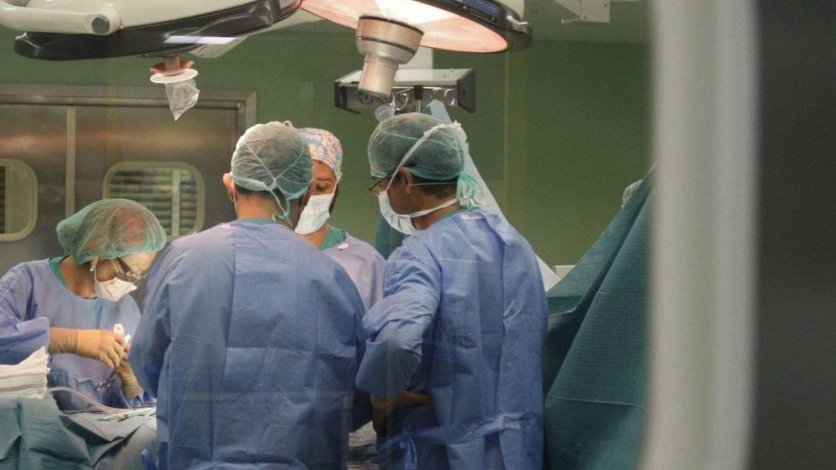 Extirpan un ovario a una niña de 10 años al confundirlo con un ganglio durante una operación en Murcia.