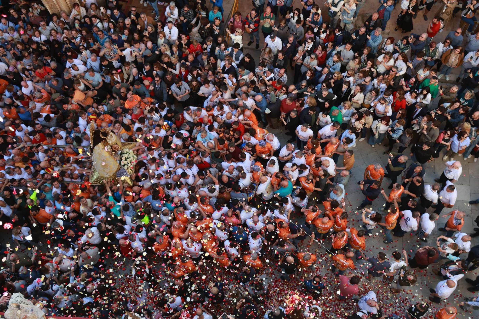 FOTOGALERÍA | Una multitud arropa a la Virgen de los Desamparados en su traslado a la Catedral