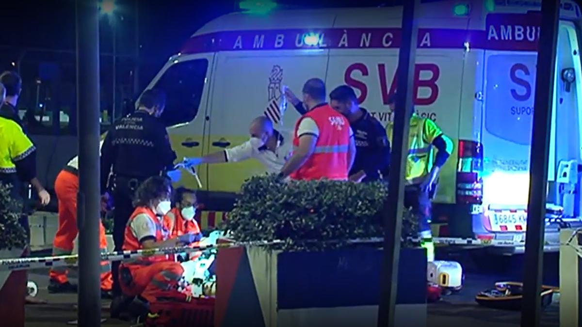 Los servicios de emergencia y la policía local de València acude hasta el lugar donde la embarcación ha sufrido un accidente por el fuerte oleaje