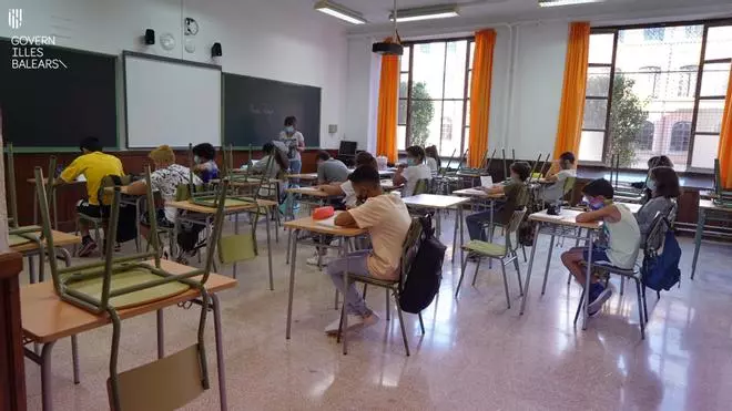 La adjudicación de plazas a docentes interinos se reinicia con "incertidumbre" y una avalancha de consultas