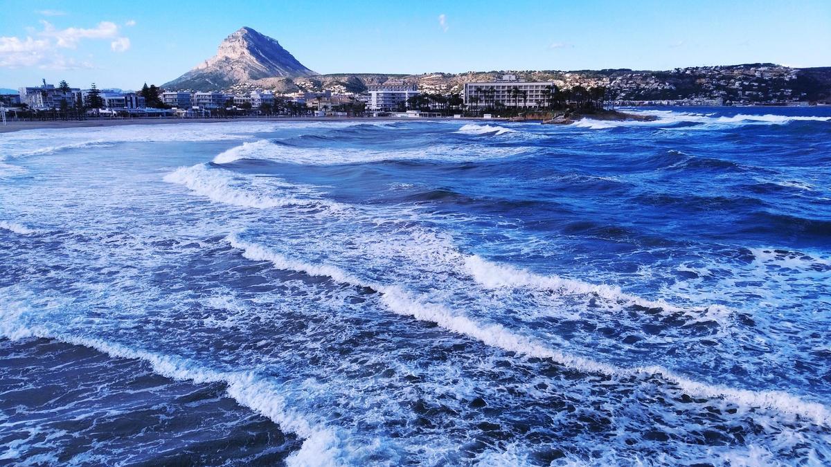 El fuerte oleaje en la playa del Arenal de Xàbia