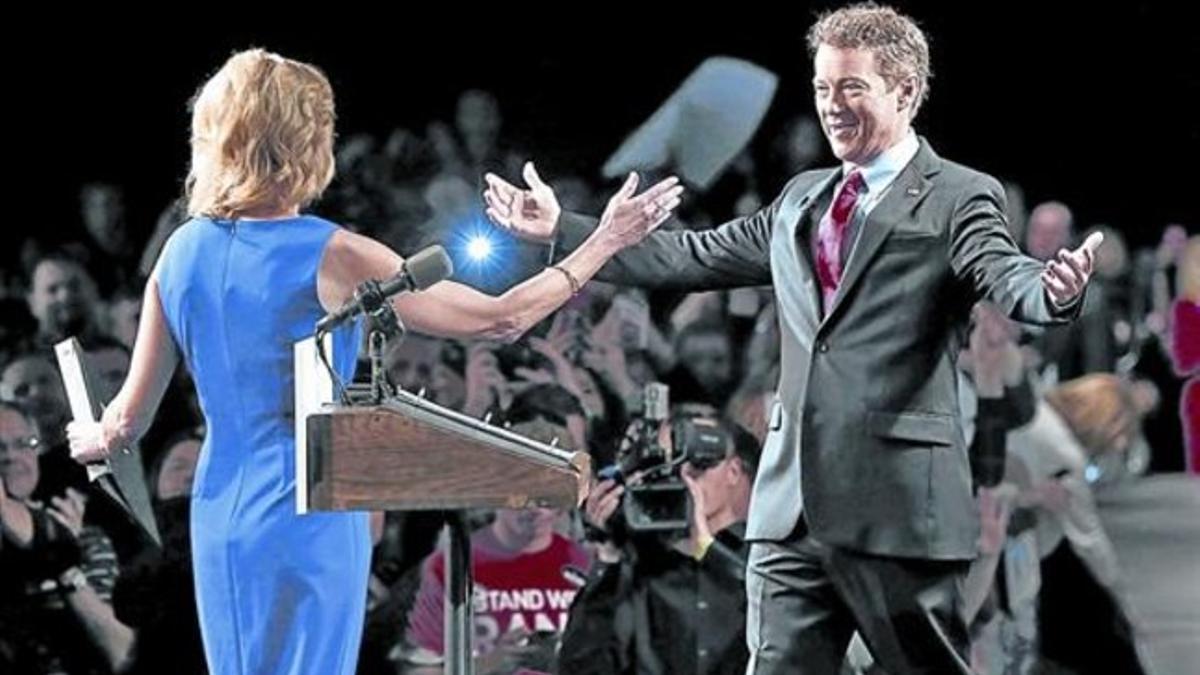 Rand Paul y su esposa, ayer, durante el acto de presentación de su candidatura a las primarias del Partido Republicano.