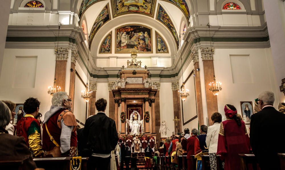 La procesión de la reliquia es uno de los actos que más agradan a los alcoyanos en el día dedicado al patrón San Jorge.