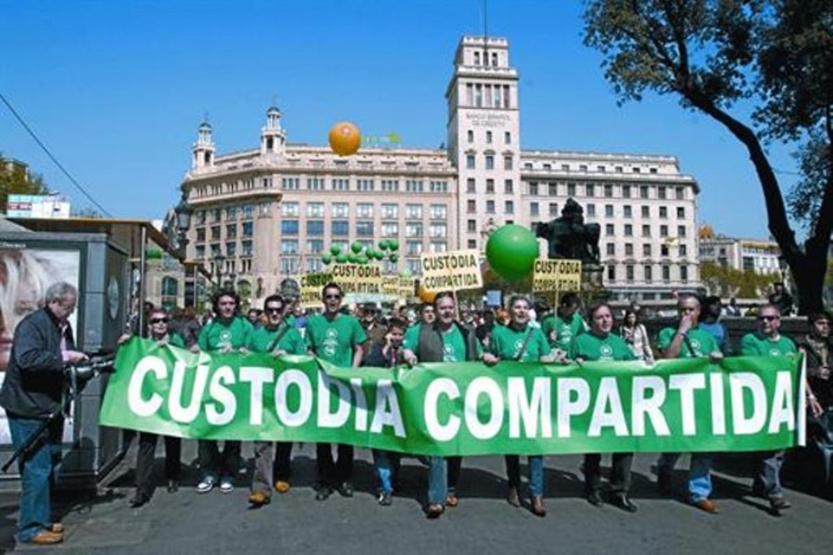 Manifestació en favor de la custòdia compartida a Barcelona, l’abril del 2008.