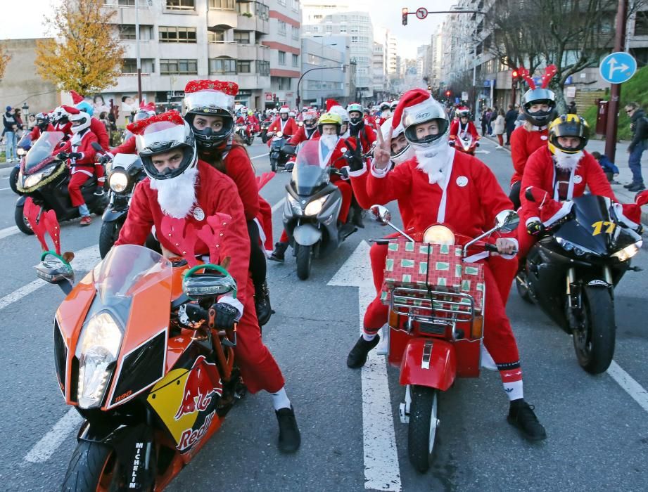 La clásica Papanoelada Motera vuelve a inundar las calles viguesas de espíritu navideño.