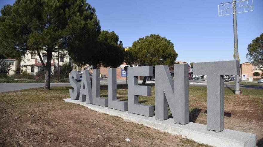 Sallent repara les lletres que es va emportar per davant un accident