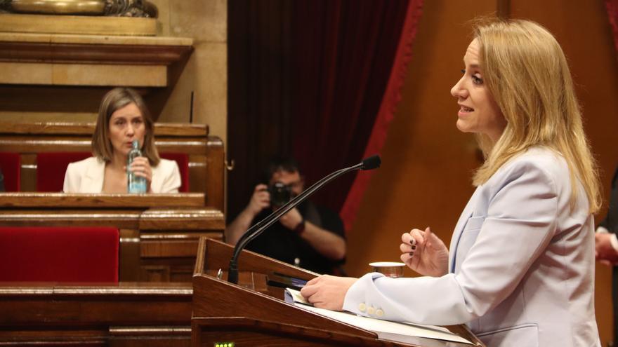 La consellera d'Economia, Natàlia Mas Guix, intervé al ple del Parlament amb Jéssica Albiach darrere.